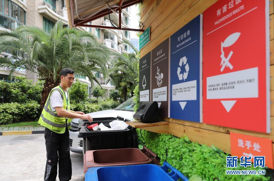 在湖南常德汉寿县蒋家嘴镇,待回收的铁渔船停靠在洞庭湖边(2019年12月17日摄,无人机照片)。2020年1月1日零时起,长江流域332个自然保护区和水产种质资源保护区全面禁止生产性捕捞。新华社记者 薛宇舸 摄