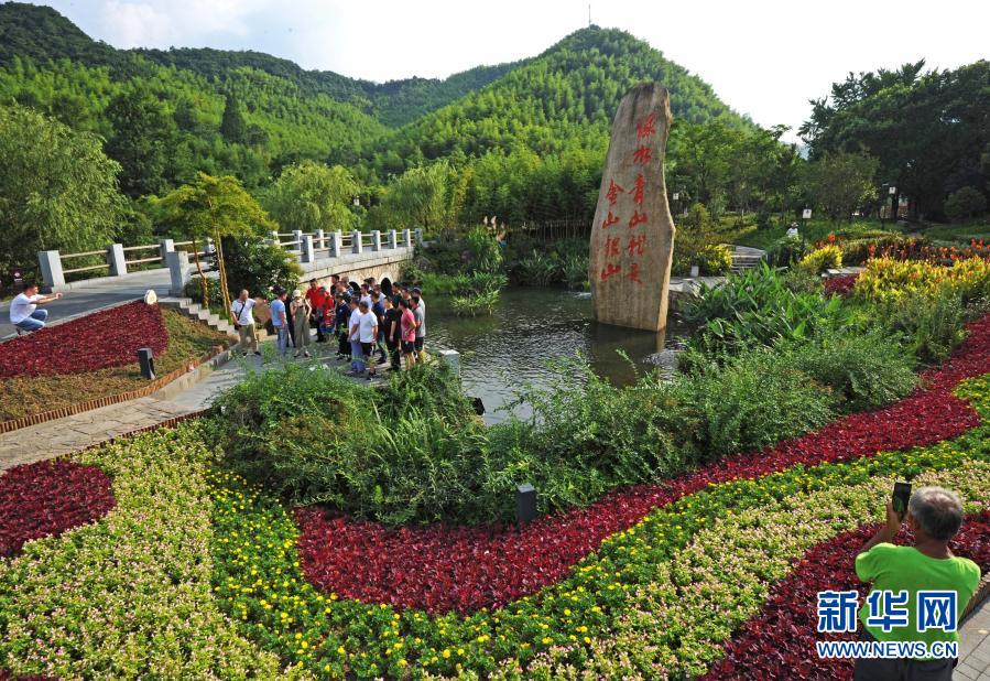 2019年7月22日,游客在浙江省安吉县余村游览。新华社记者 谭进 摄