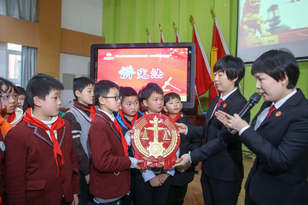 △2020年12月1日,安徽省合肥市滨湖人民法庭的法官走进校园,向学生们展示法徽,介绍其由来及背后的故事。