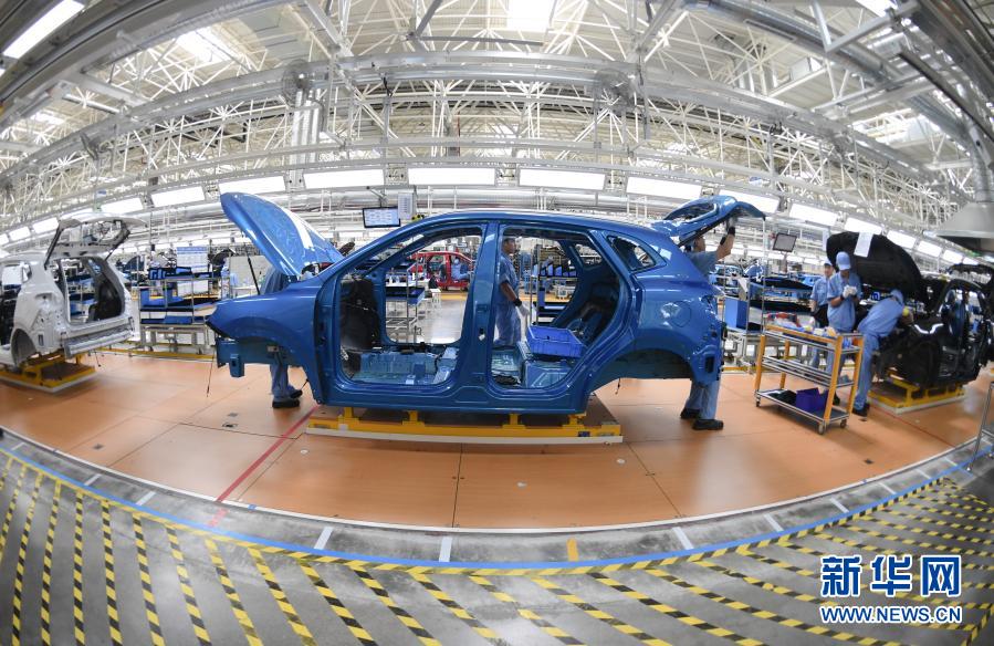 在上汽集团乘用车宁德基地总装车间,工人在装配生产线作业(2020年9月15日摄)。新华社记者 宋为伟 摄