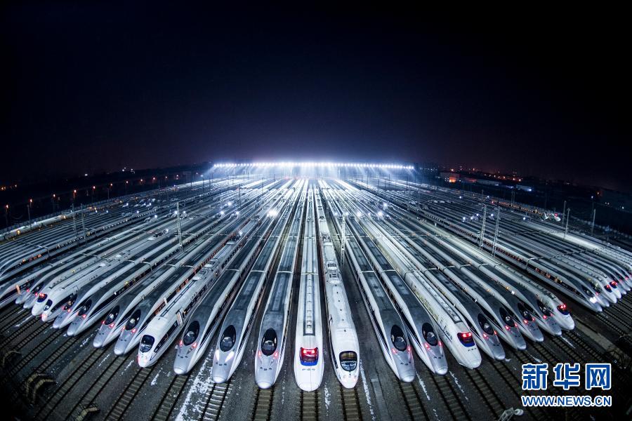 动车组停靠在武汉动车段的存车线上,准备进行检修和保温作业(2018年2月1日摄)。新华社记者 肖艺九 摄