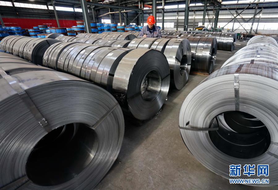 工人在河北省唐山市丰润区新军屯镇一家特种带钢生产企业的车间工作(2019年5月5日摄)。新华社记者 杨世尧 摄