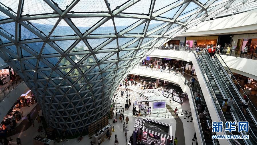 8月6日,游客在海南三亚国际免税城购物。新华社记者 杨冠宇 摄