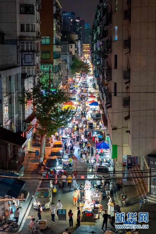 6月1日,市民在湖北武汉市保成路夜市消费休闲。新华社记者 熊琦 摄