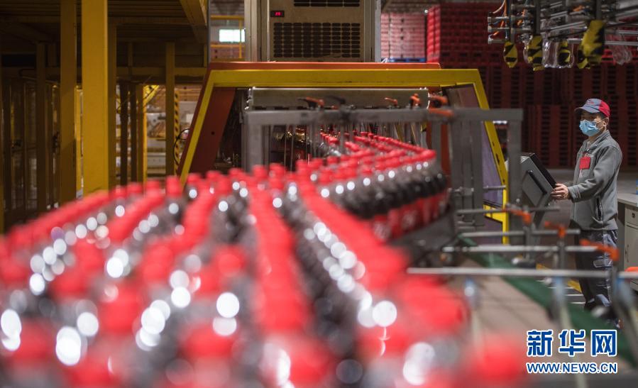 3月24日,工人在复工复产的湖北太古可口可乐饮料有限公司流水线上作业。新华社记者 肖艺九 摄
