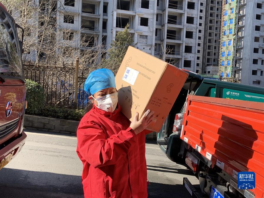 郑州圆方集团党委书记薛荣疫情期间在湖北省十堰市抗疫救灾指挥部后勤仓库搬运物资(资料照片)。新华社发