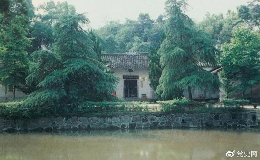 图为任弼时故居。1904年4月30日,任弼时出生在湖南省湘阴县熟塘乡唐家桥(今属汨罗市)。